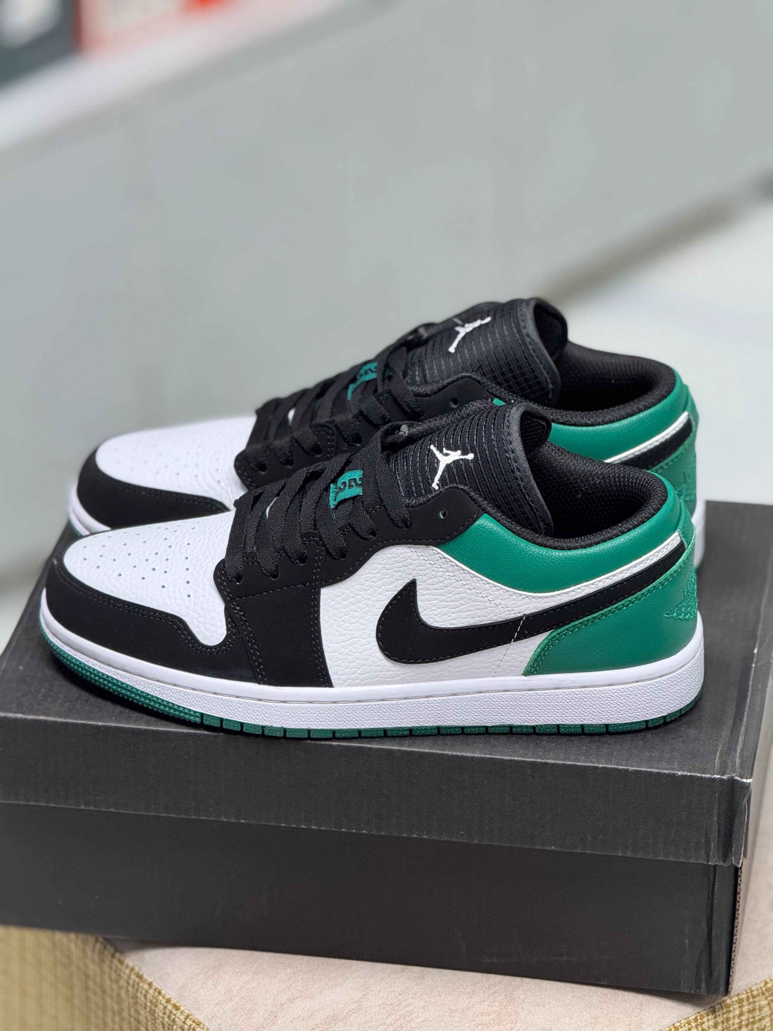 Air Jordan 1 Low - Green thumbnail 3