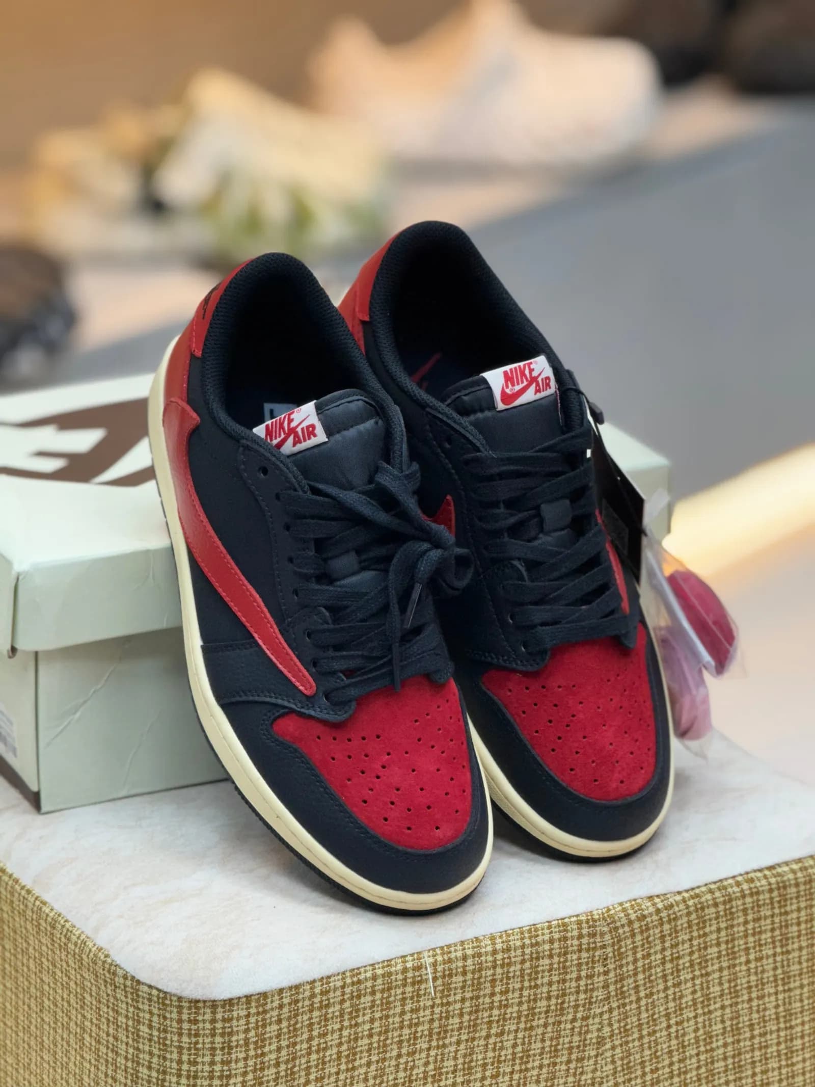 Nike Air J1 Retro Low | OG Bred thumbnail 1