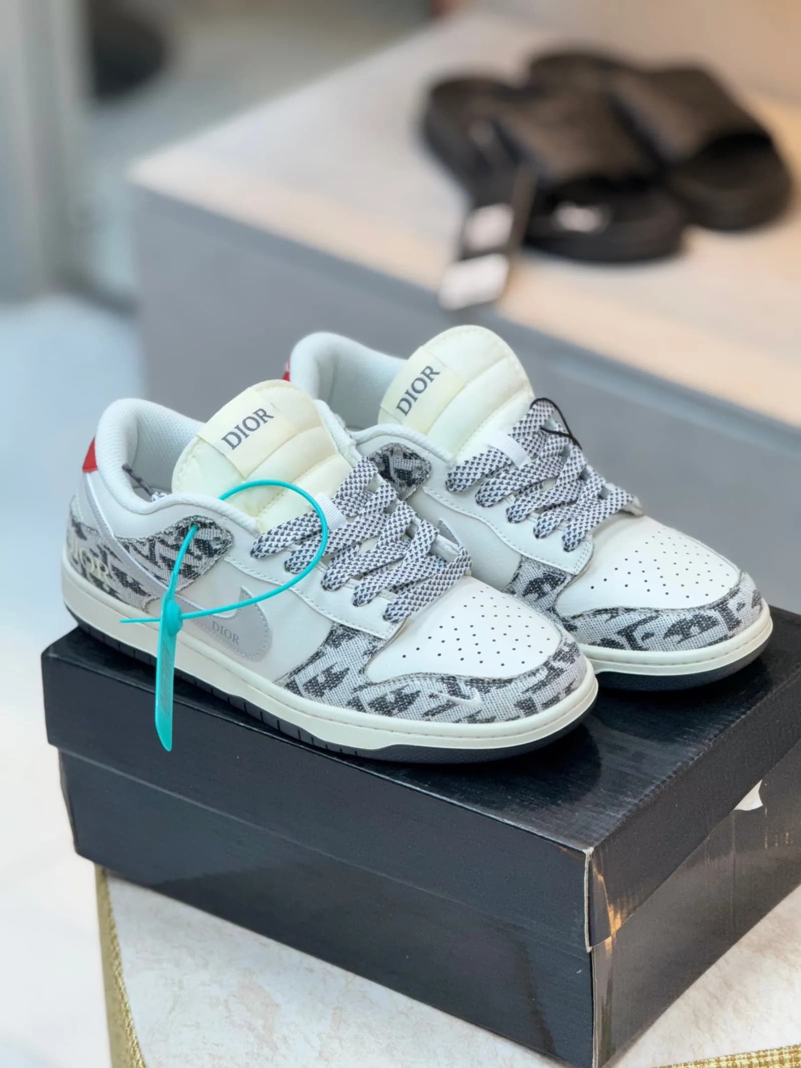 Nike SB Dunk Low | Dior thumbnail 1