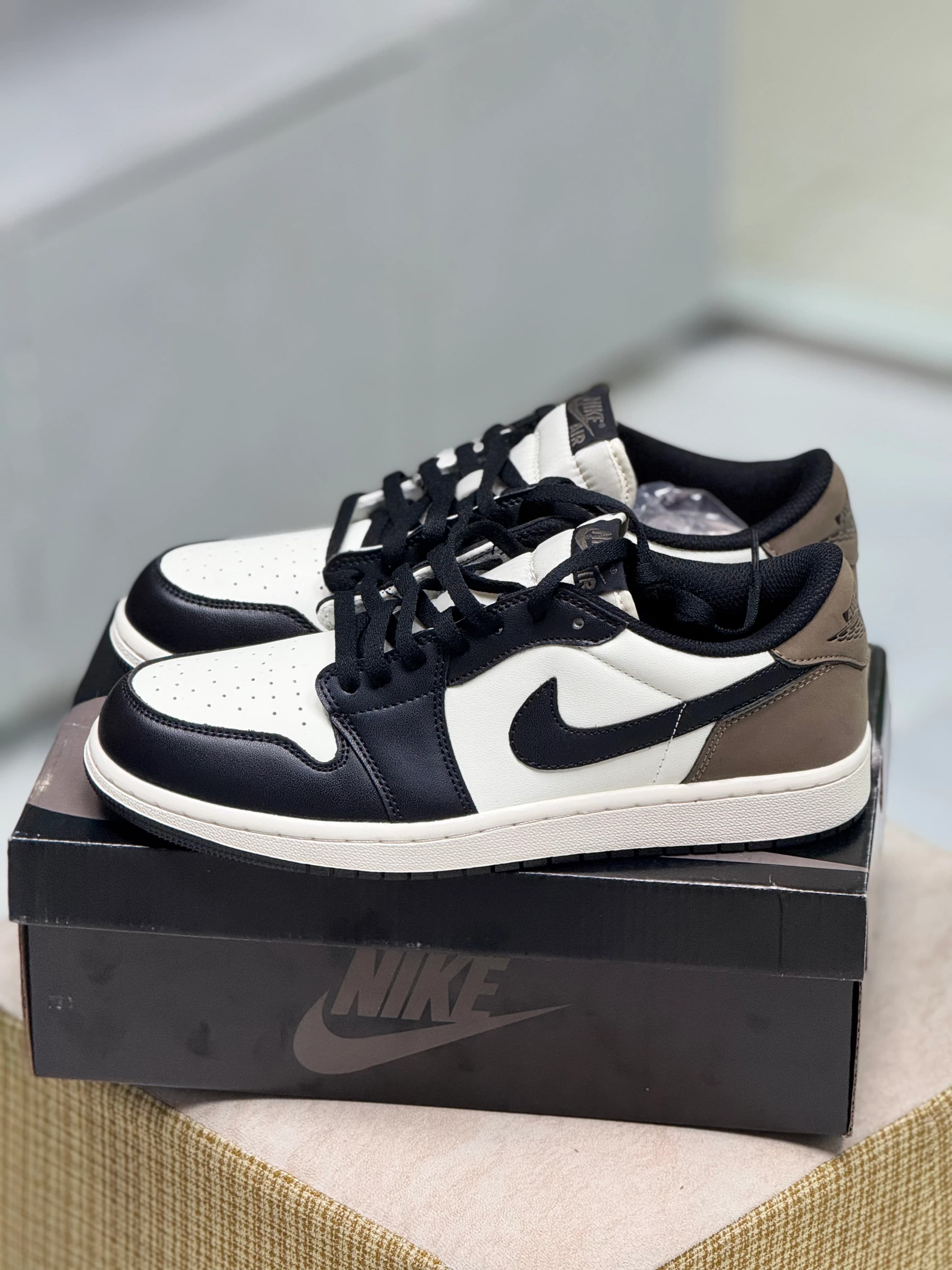 Nike Air Jordan 1 Retro Low OG | Dark Mocha thumbnail 2
