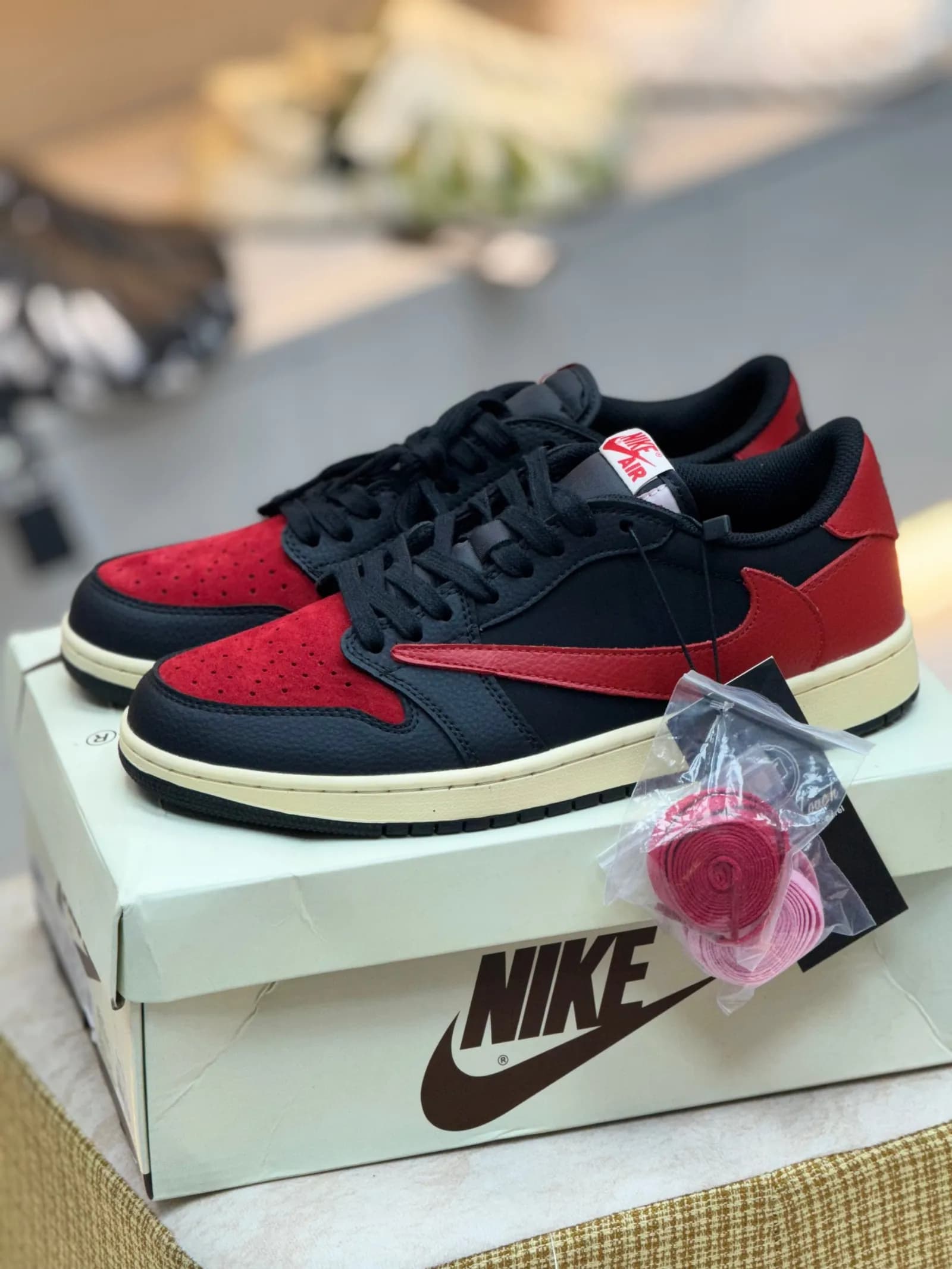 Nike Air J1 Retro Low | OG Bred thumbnail 4