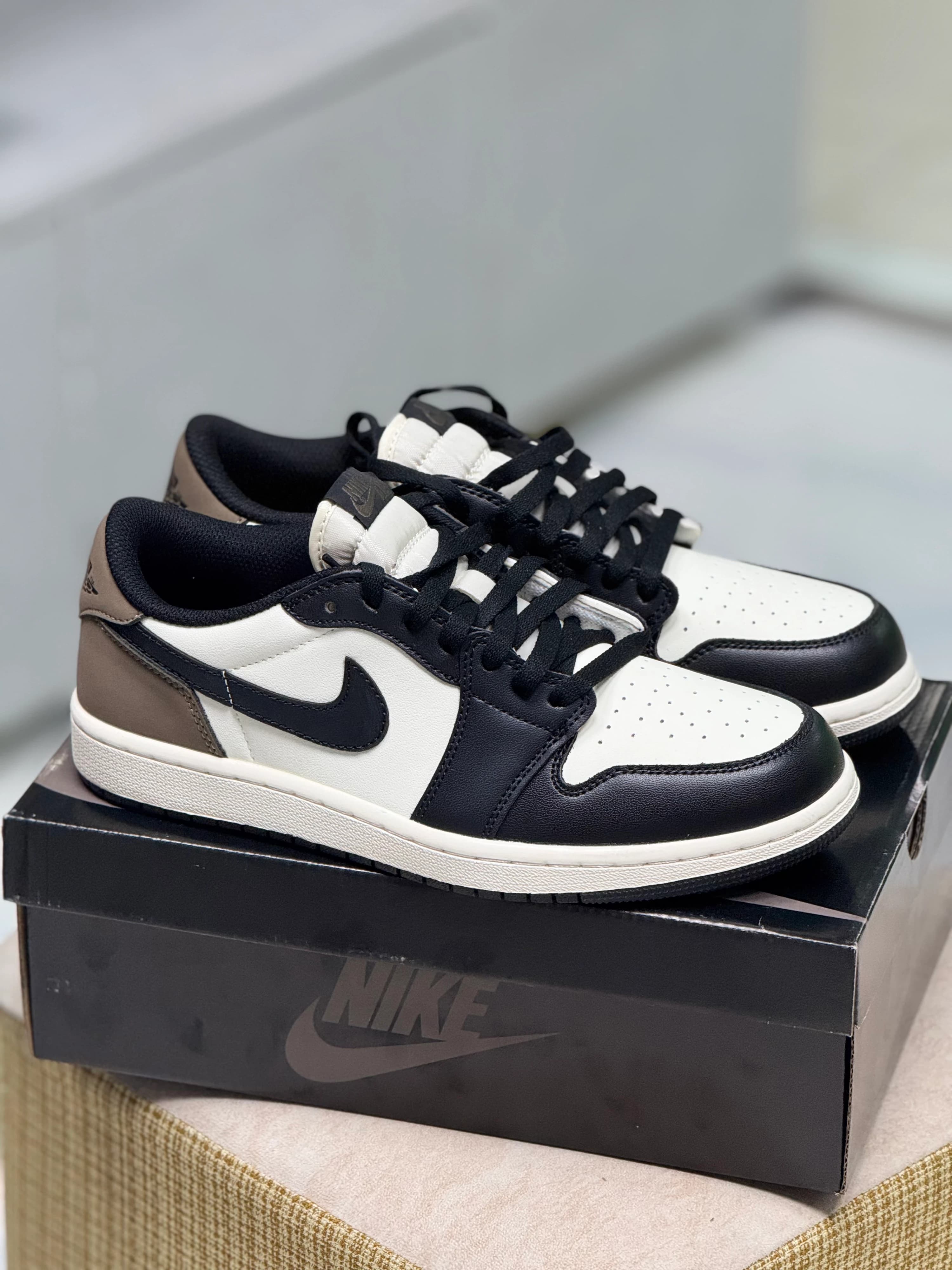 Nike Air Jordan 1 Retro Low OG | Dark Mocha thumbnail 3