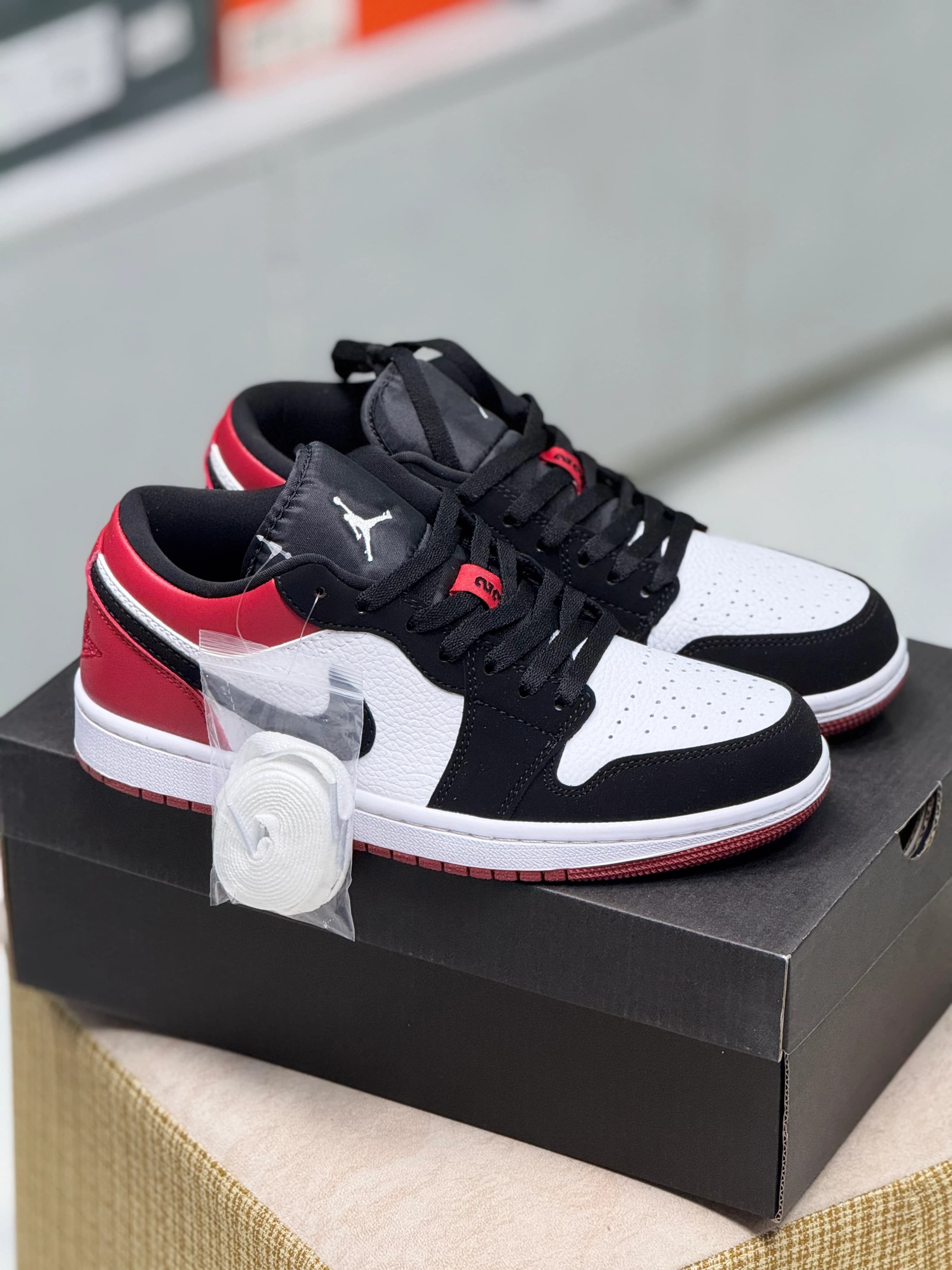 Air Jordan 1 Low - Red thumbnail 2